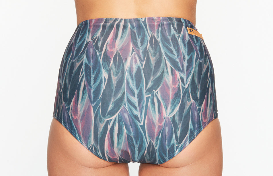 Surf Bikini Hose „Phuket“ in Feather Dark Print 2