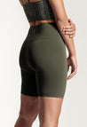 Kurze Yoga Leggings „Galena+“ in Piniengrün 1